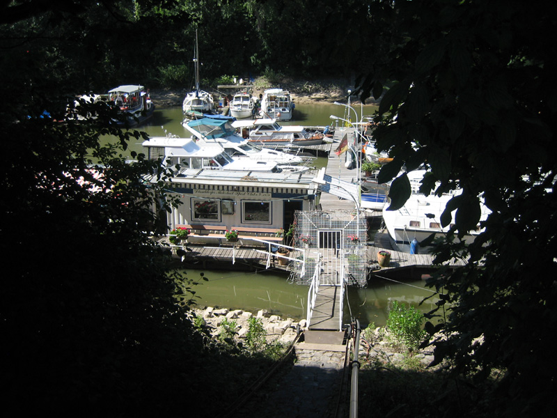 Blick vom Eingang auf die Steganlage